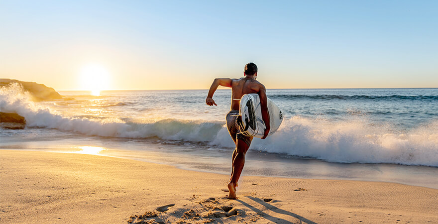 Surfer am Strand von Taghazout stürzt sich in die perfekte Welle