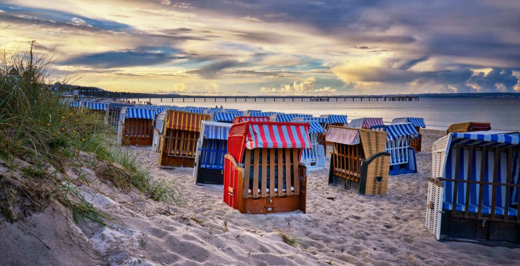Abendsonne am Strand der Ostsee voller traditioneller Strandkörbe