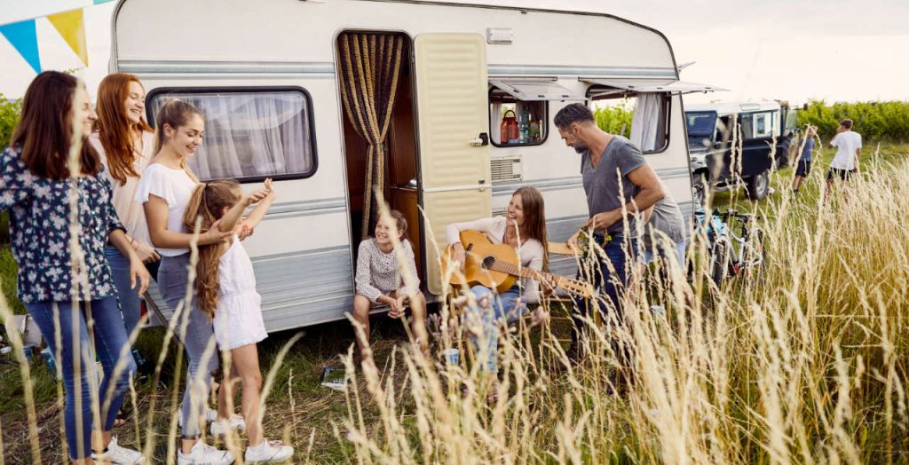 Familie genießt ihren Campingurlaub mit Musik