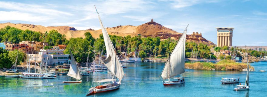 Nil mit Segelbooten zum Sonnenuntergang vor Assuan