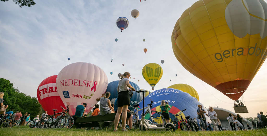 Heißluftballons auf einer Wiese in Vilnius