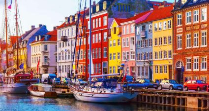 Bunte traditionelle Häuser in der Kopenhagener Altstadt Nyhavn bei Sonnenuntergang