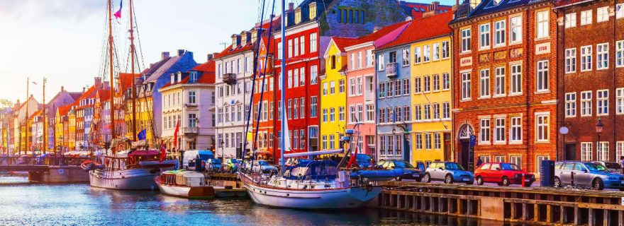 Bunte traditionelle Häuser in der Kopenhagener Altstadt Nyhavn bei Sonnenuntergang