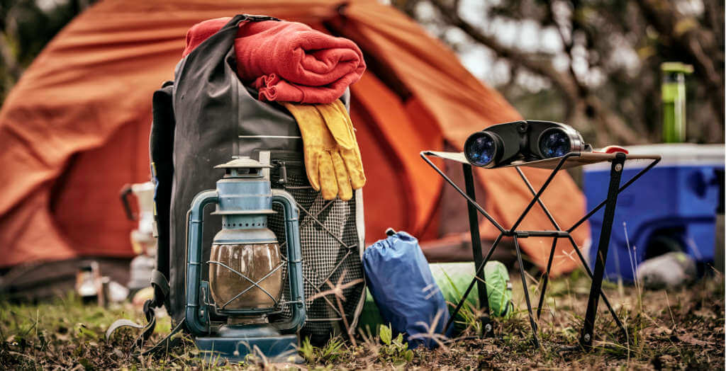 Zelt und Outdoor-Ausrüstung im Wald