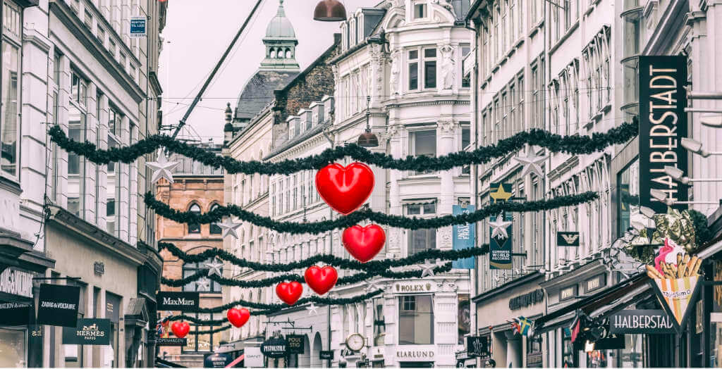 Herzförmige Weihnachtsdekoration in den Straßen von Strøget