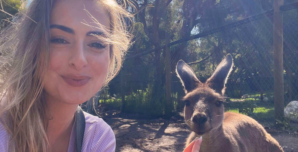 Lynn mit einem Känguru in Western Australia