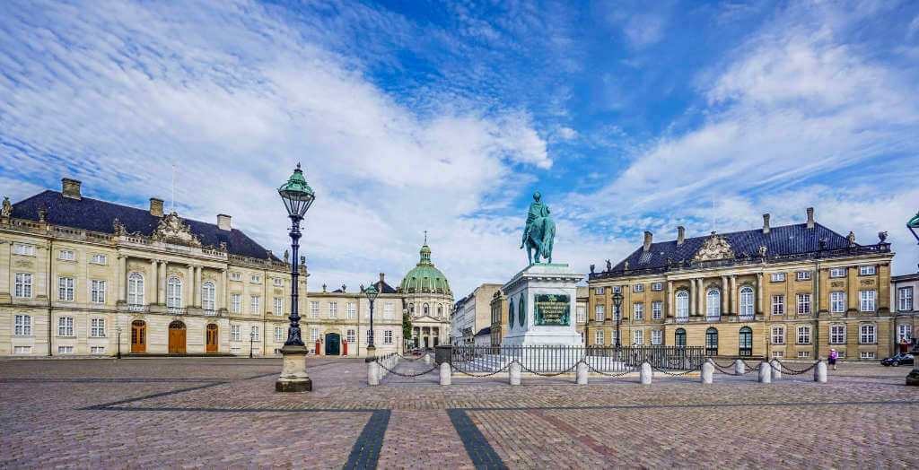 Der Platz vor Schloss Amalienborg in Dänemarks Hauptstadt Kopenhagen