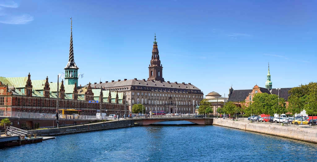 Schloss Christiansborg und Parlamentsgebäude im historischen Zentrum von Kopenhagen