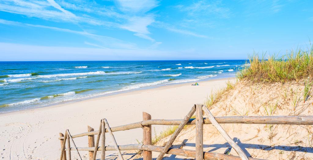 Holzzaun am Strand der Ostsee in Polen
