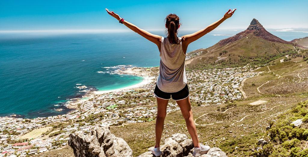 Touristin wandert auf dem Tafelberg und blickt auf Lion's Head, Kapstadt, Südafrika