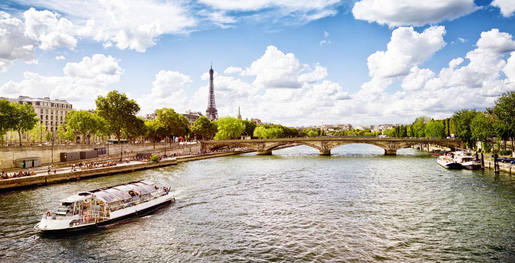 Blick auf die Seine und den Eiffelturm in Paris, Frankreich