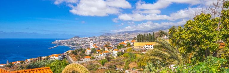 Erhöhter Blick auf Madeiras Hauptstadt Funchal an einem schönen Frühlingstag