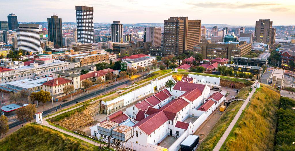 Luftaufnahme des Constitution Hill in der Innenstadt von Johannesburg, Südafrika