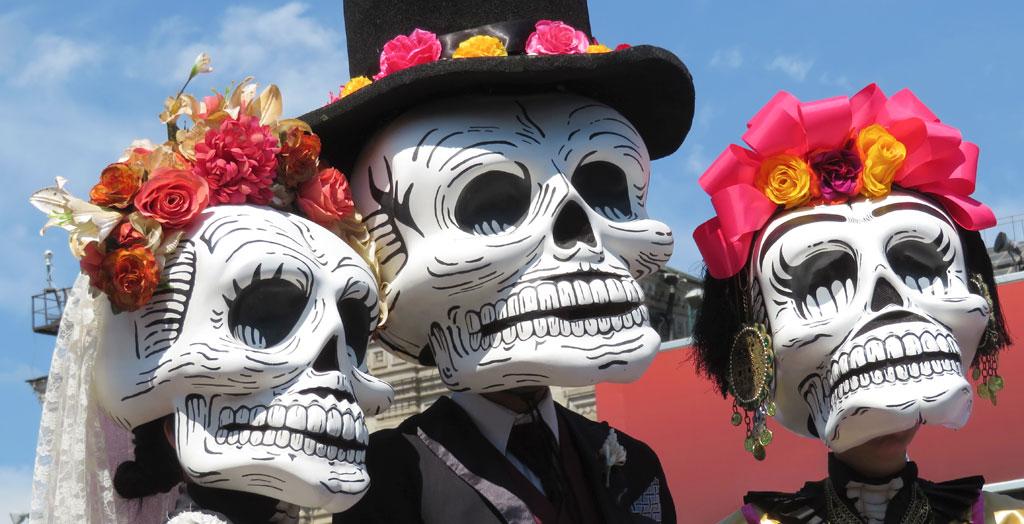 Freunde mit Skelett-Kostüm zum Dia de Los Muertos