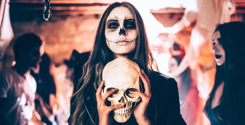 Junge Frau mit Skelett-Make-up zum Dias de los Muertos