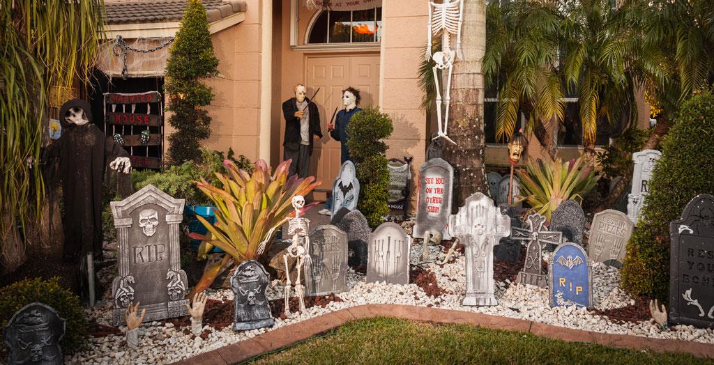 Geschmückte Vorgärten zu Halloween in den USA