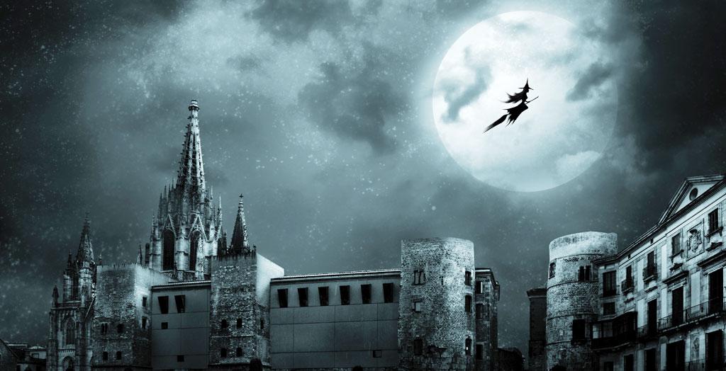 Halloween-Hexe fliegt über Burg im Schein des Vollmonds