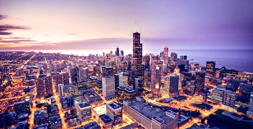 Luftaufnahme der Skyline von Chicago in der Abenddämmerung 