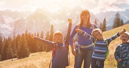Mutter und Kinder wandern in den Bergen der Hohen Tatra
