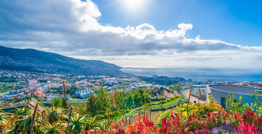 Panoramablick über Funchal, vom Aussichtspunkt Pico dos Barcelos, auf der Insel Madeira, Portugal