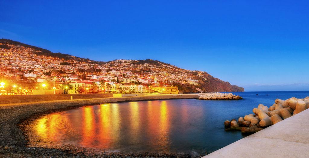 Panoramablick auf den Strand und die Innenstadt von Funchal, Madeira