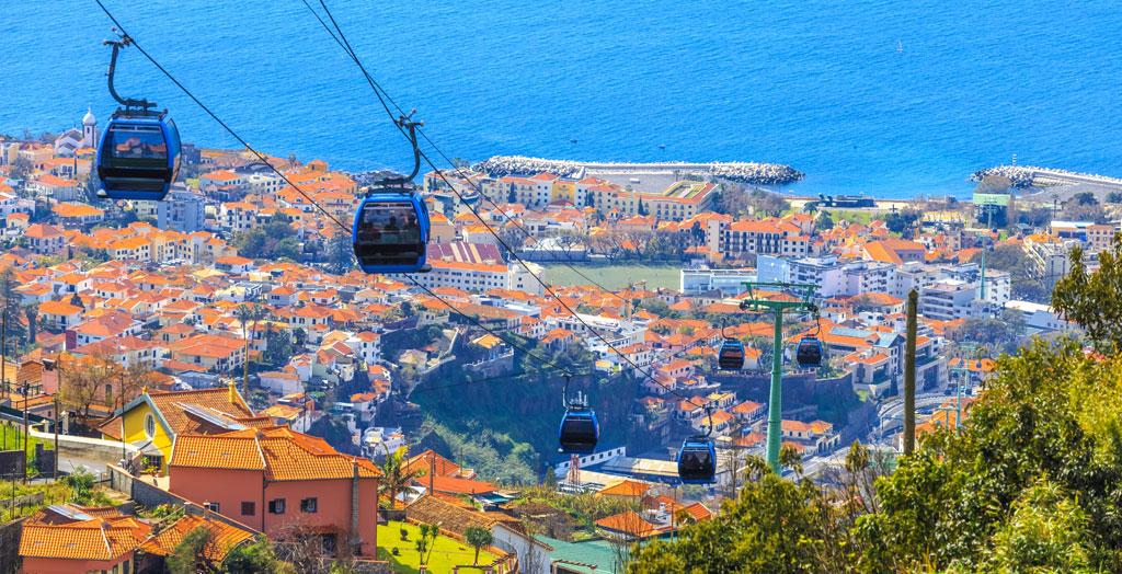 Seilbahnen über der Hauptstadt Funchal auf Madeira, Portugal