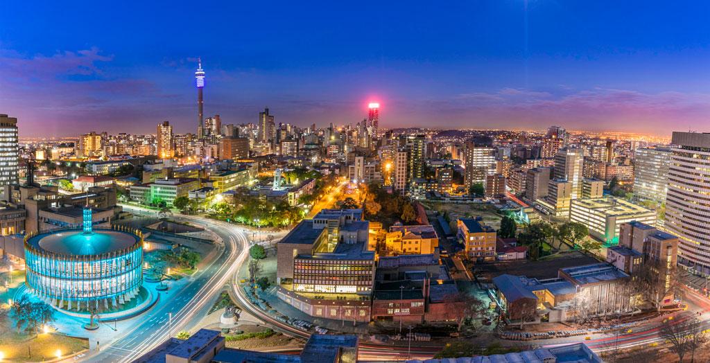 Johannesburg bei Sonnenuntergang: Erleuchtete Ratskammer, Hillbrow und markante Türme
