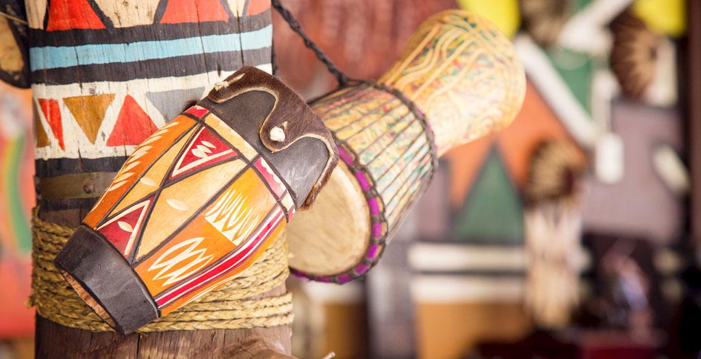 Traditionell handgefertigte Trommeln in Südafrika