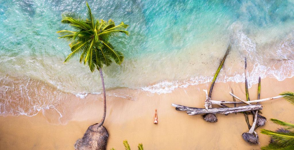 Frau liegt entspannt am tropischen Strand von Costa Rica 
