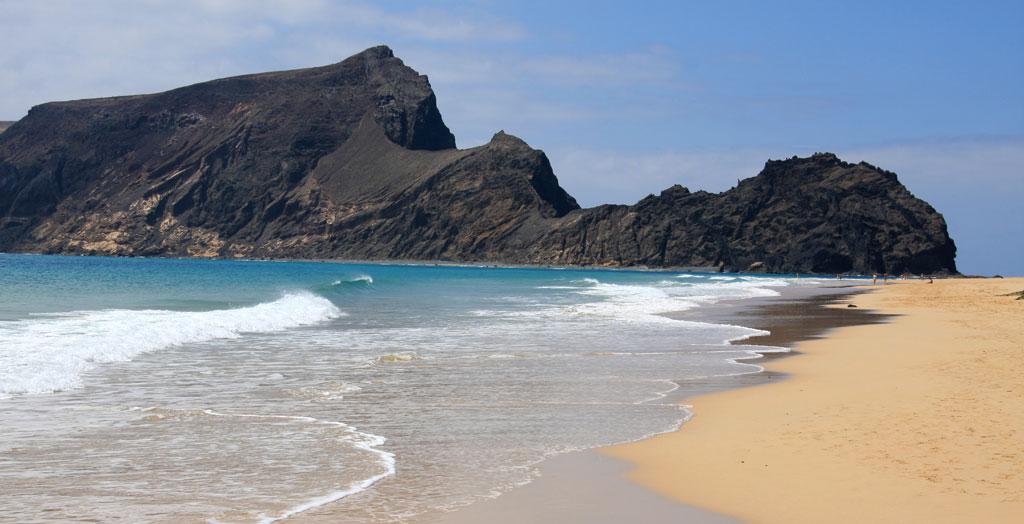 Calheta-Strand und Insel Ilheu de Baixo auf Madeira