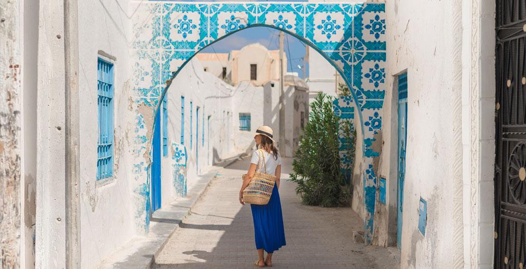 Frau wandert durch Djerba, Houmt Souk, Tunesien