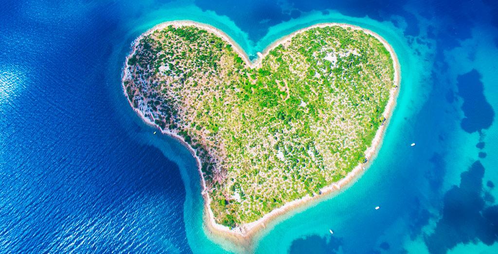 Luftaufnahme der herzförmigen Insel Galesnjak an der Adriaküste Kroatiens