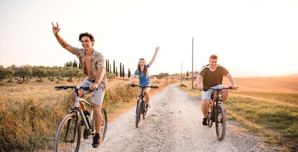 Junge Freunde fahren Fahrrad in Italien