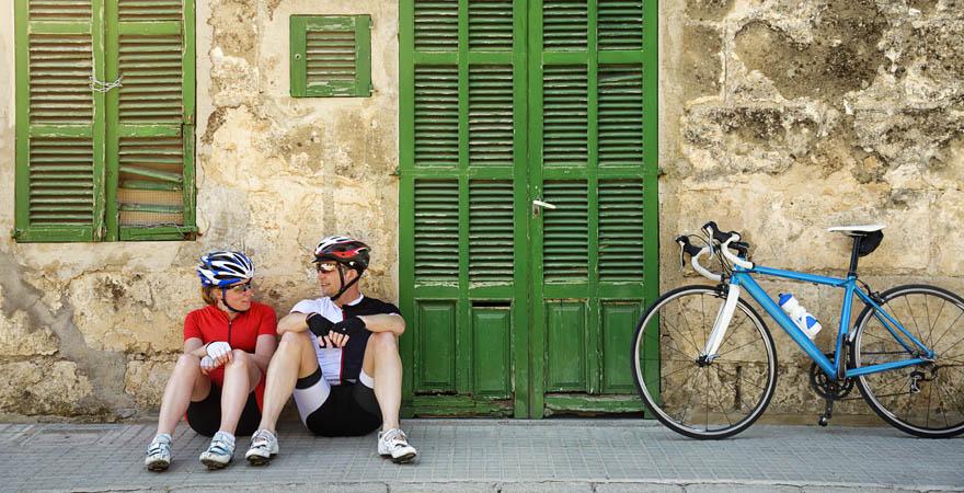Paar entspannt vom Fahrrad fahren
