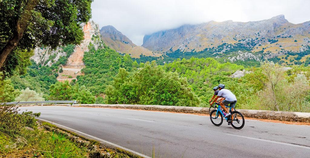 Rennradfahrer auf dem Gipfel des Puig Major auf Mallorca