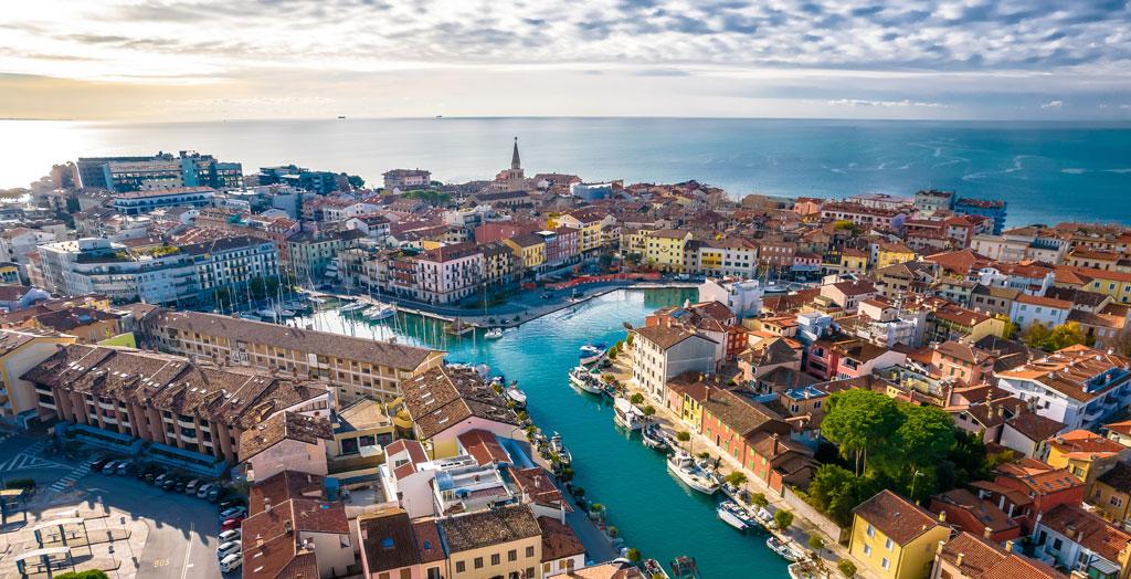 Luftaufnahme der Stadt Grado mit farbenfroher Architektur und Kanälen, Region Friaul-Julisch Venetien in Italien