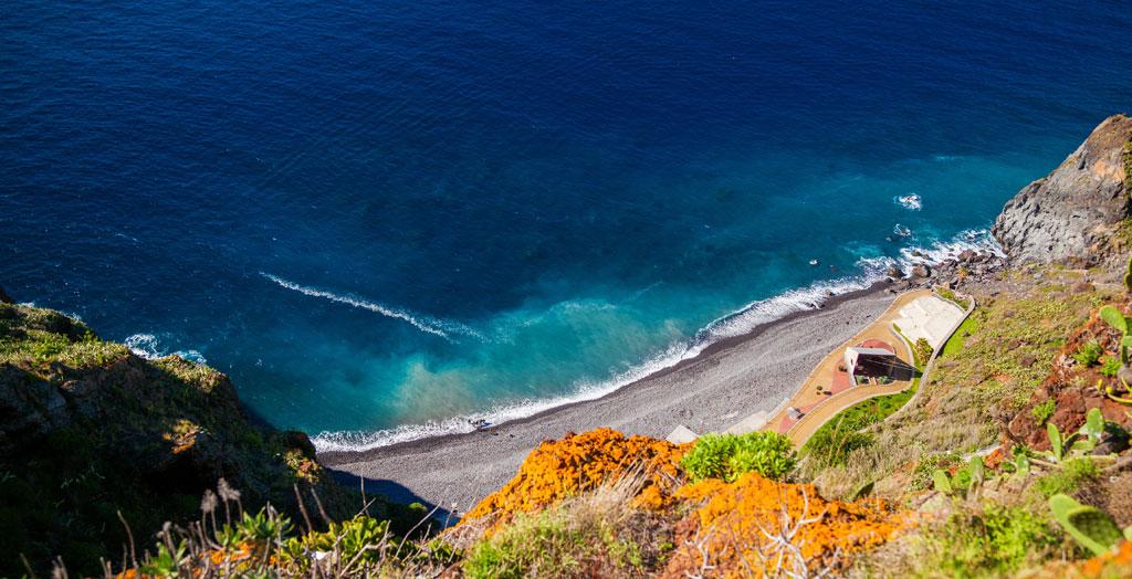 Blick auf den Praia do Garajau bei Caniço auf Madeira