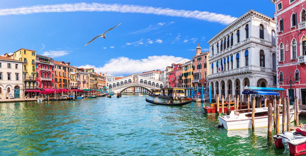 Panorama des Canal Grande in der Nähe der Rialtobrücke, Venedig, Italien.