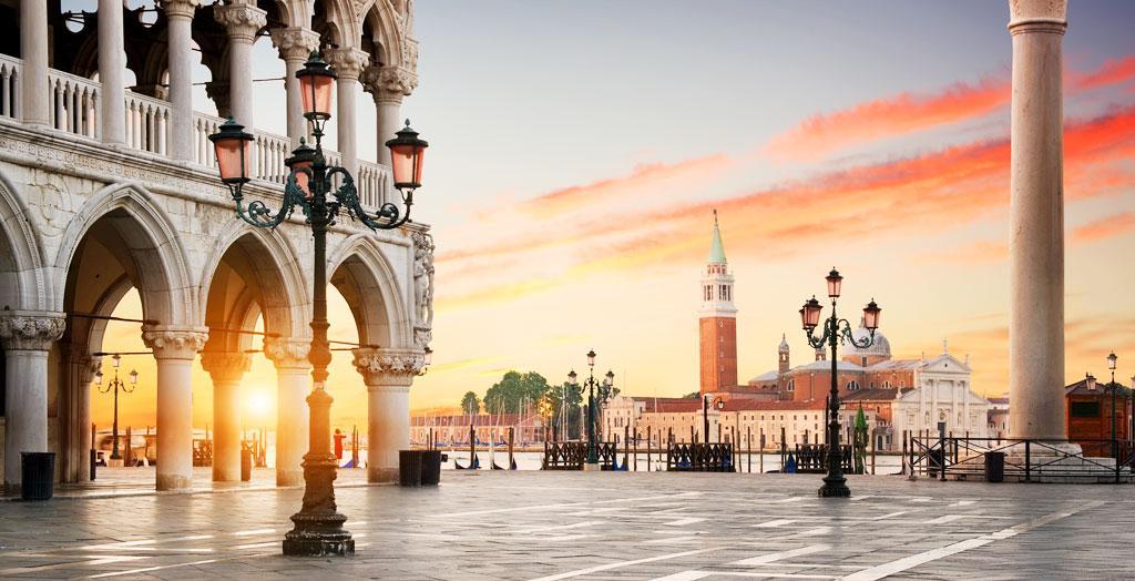Markusplatz mit Blick auf den Palazzo Ducale und San Giorgio Maggiore in Venedig bei Sonnenaufgang, Italien