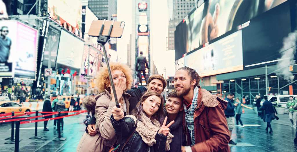 Freunden macht ein Selfie auf dem Time Square bei einer Städtereise durch New York, USA