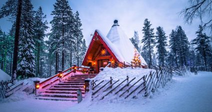 Verschneites Haus im Weihnachtsmanndorf Rovaniemi, Finnland