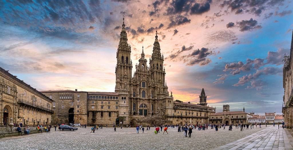 Panoramablick auf Praza do Obradoiro und die Kathedrale in Santiago de Compostela, Galizien, Spanien