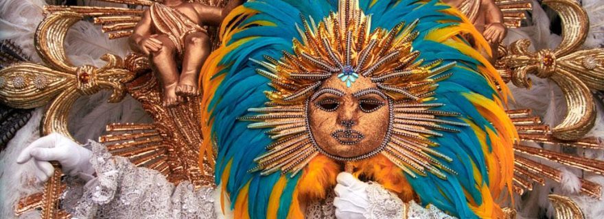 Maske von „Le Roi Soleil“, dem französischen König Ludwig XIV., der im brasilianischen Karneval von Rio de Janeiro vertreten war, Brasilien