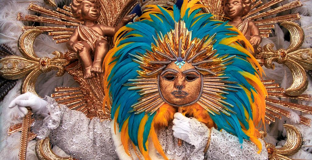 Maske von „Le Roi Soleil“, dem französischen König Ludwig XIV., der im brasilianischen Karneval von Rio de Janeiro vertreten war, Brasilien