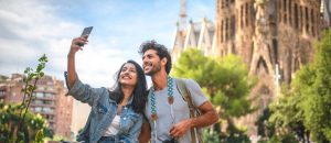 Paar macht Selfie vor der Kathedrale in Barcelona, Spanien
