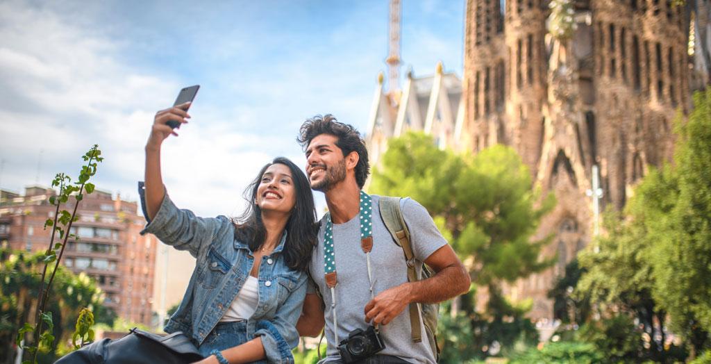 Paar macht Selfie vor der Kathedrale in Barcelona, Spanien