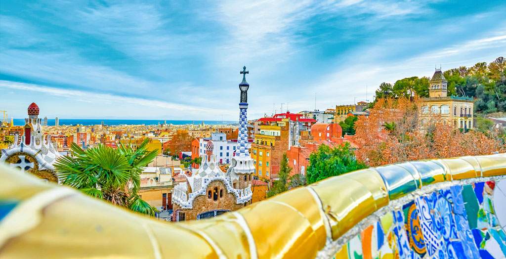 Wunderschöner, farbenfroher Blick auf den Park Güell in Barcelona