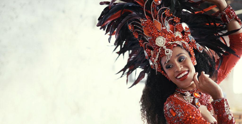 Schöne Samba-Tänzerin mit Kopfschmuck beim Karneval in Brasilien