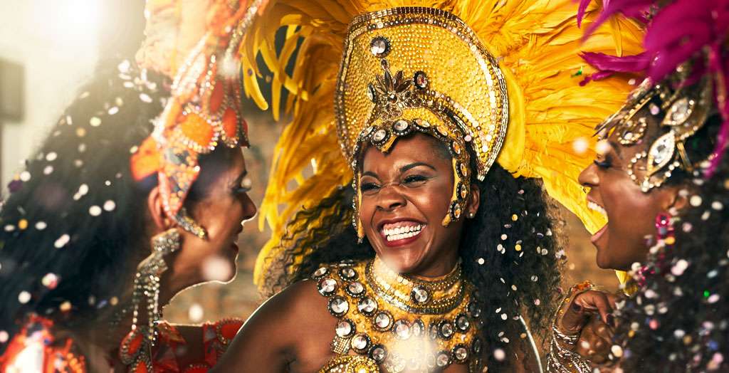 Lachende Samba-Tänzerinnen beim Karneval in Brasilien
