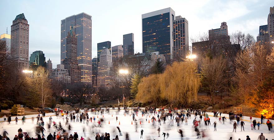 Schlittschuhe fahren auf der Eisbahn am Central Park in New York USA